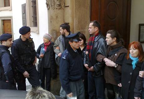 Dv destky demonstrant brnily sentorm, aby mohli zat schvalovat krty. Podek musela zajistit policie.