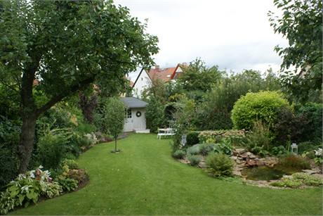 Zahrada je vytvoena na parcele trojhelnkovho pdorysu, ohranien po obou stranch pestrmi zelenmi mantinely; ve pici vzadu je ukonen pvabnm blm zahradnm domkem