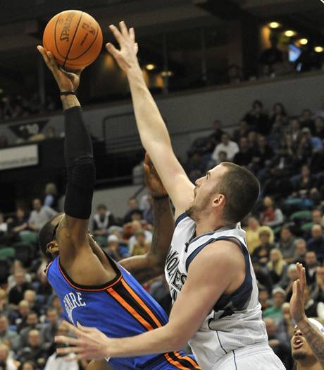 Kevin Love z Minnesoty (vpravo) blokuje stelu, o kterou se pokou Amare Stoudemire z New York Knicks.