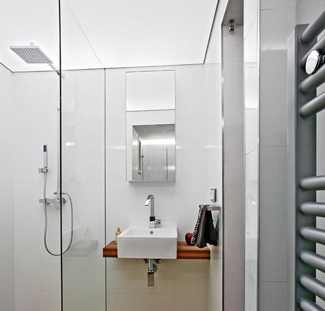 Dostaten mnostv svtla v koupeln, kter psob dojmem dennho, zajiuje prsvitn strop z barrisolu (polyvinylov flie vypnut do obvodovch profil), pod nm je osvtlen