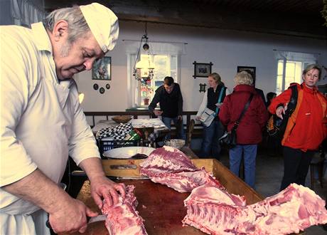 Ve skanzenu v Zubrnicch se konaly zabijakov hody. eznk Ji Kroupa porcuje maso.