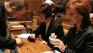 Boena Sekaninová (vpravo) a Jiina Rippelová v Senátu pi kolení v hlasování. (28.11. 2006)
