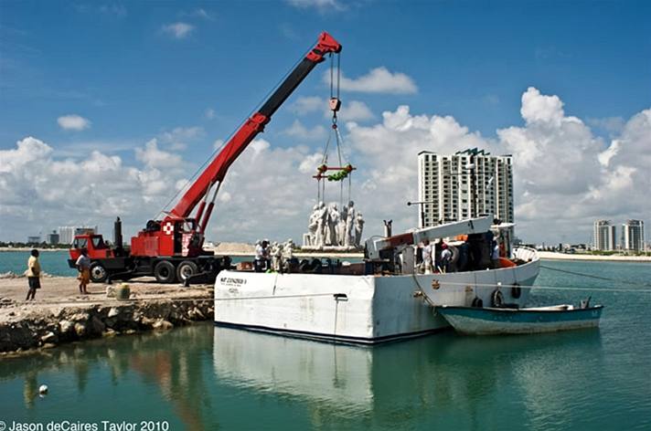 Podmoské muzeum v Cancúnu - instalace soch na moské dno