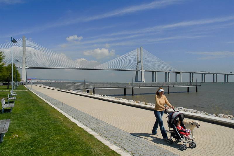 Lisabon. Promenáda v Parque das Naçoes s mostem Vasco de Gamy v pozadí