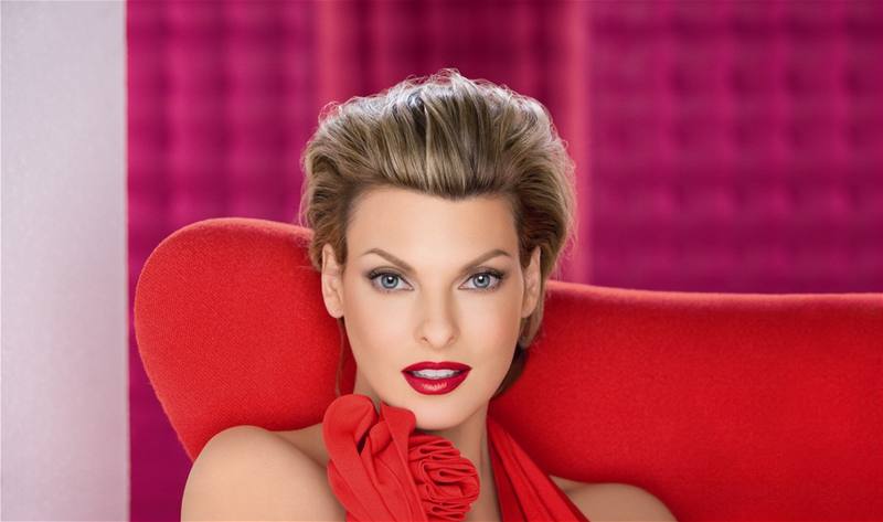 Topmodelka Linda Evangelista nalíená ervenou rtnkou Color Riche Serum od...