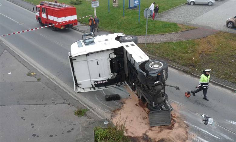 V Klatovech narazil kamion do viaduktu a roztrhl se o nj