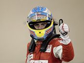 JEDNIKA? Fernando Alonso z Ferrari sice ukazuje palec nahoru, v kvalifikaci ale nejrychlej nebyl a musel se spokojit s tetm mstem.