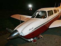 Jednomotorov letadlo muselo kvli technick zvad nouzov pistt na silnici mezi Brnem a Svitavami. (14. listopadu 2010)