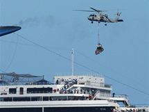 K lodi Carnival Splendor m americk vrtulnk se zsobami (10. listopadu 2010)