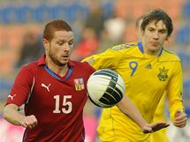 V souboji reprezentac do jedenadvaceti let krot m esk zlon Marcel Gecov (vlevo) , sleduje ho Denys Garma z Ukrajiny. 