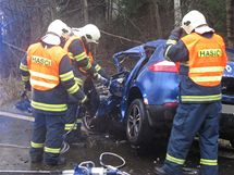 Znien renault po elnm stetu s dodvkou u Touimi, jeden idi zahynul a druh utrpl tk zrann