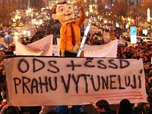 Demonstrace odprc koalin spoluprce mezi ODS a SSD na prask radnici. (Vclavsk nmst, 17. 11. 2010) 