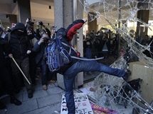 Britt studenti v Londn protestovali proti zven kolnho na univerzitch