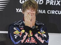 EMOCE. Sebastian Vettel se na pdiu raduje ze svho vtzstv ve Velk cen Ab Zab a zisku mistrovskho titulu