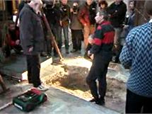 Archeologov otevraj hrobku astronoma Tycha Braha. (15. listopadu 2010)