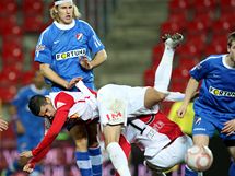 Nepehledn situace v utkn Slavia - Ostrava, v centru dn domc Belaid.