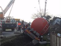 Vyproovn kamionu s cisternou vc 22 tun, kter se pevrtil na silnici z Tince do Frdku-Mstku.