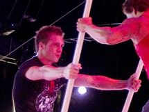Z trninku Cirque du Soleil - Jakub Plek (vlevo) se za chvli odraz a vysko do zvratn vky
