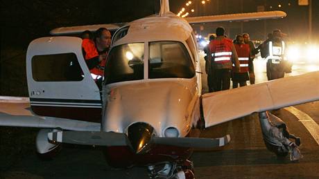 Jednomotorové letadlo muselo kvli technické závad nouzov pistát na silnici mezi Brnem a Svitavami. (14. listopadu 2010)