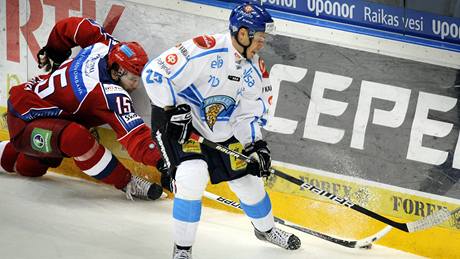 Alexander Svitov z Ruska (vlevo) zastavuje akci, kterou rozjížděl Fin Ville Uusitalo. Alexander Svitov z Ruska (vlevo) zastavuje akci, kterou rozjížděl Fin Ville Uusitalo.