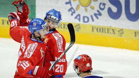 VÝJIMENÁ CHVÍLE. etí hokejisté Roman ervenka a Jakub Klepi (vpravo) oslavují gól proti Rusku. Na turnaji Karjaly dali pouze tyi. Dva z nich práv Klepi.