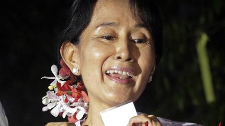 Barmská disidentka Su ij hovoí ke svým píznivcm (13. listopadu 2010)