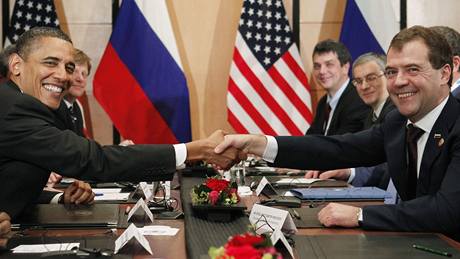 Americký prezident Barack Obama se svým ruským protějškem Dmitrijem Medveděvem na setkání v japonské Jokohamě (14. listopadu 2010) Americký prezident Barack Obama se svým ruským protějškem Dmitrijem Medveděvem na setkání v japonské Jokohamě (14. listopadu 2010)
