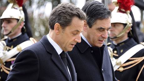 Francouzský prezident Sarkozy (vlevo) s premiérem Francoisem Fillonem při oslavách konce I. světové války (9. listopadu 2010) Francouzský prezident Sarkozy (vlevo) s premiérem Francoisem Fillonem při oslavách konce I. světové války (9. listopadu 2010)