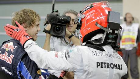 UZNÁNÍ OD LEGENDY. Michael Schumacher z Mercedesu (vpravo) gratuluje svému krajanovi Sebastianu Vettelovi z Red Bullu k vítzství v kvalifikaci Velké ceny Emirát.
