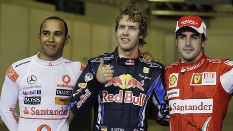 TRIO NEJRYCHLEJÍCH. V kvalifikaci Velké ceny Emirát si vyjel pole position Sebastian Vettel (uprosted), druhý skonil Lewis Hamilton (vlevo), tetí Fernando Alonso.