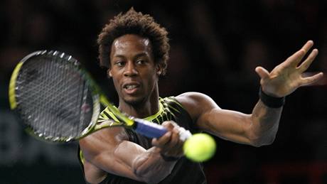 RETURN. Francouz Gael Monfils returnuje míč v zápase proti Rogeru Federerovi ze Švýcarska. RETURN. Francouz Gael Monfils returnuje míč v zápase proti Rogeru Federerovi ze Švýcarska.