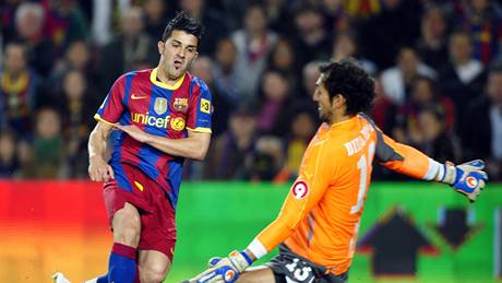 VEDOUCÍ GÓL. David Villa z Barcelony otevírá skóre utkání s Villarrealem.