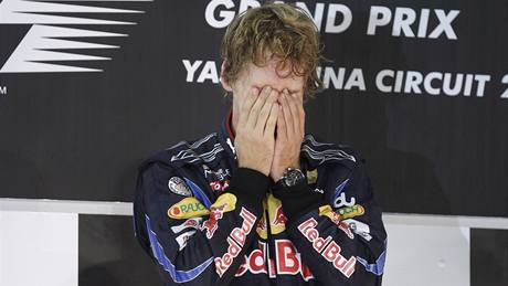 EMOCE. Sebastian Vettel se na pódiu raduje ze svého vítzství ve Velké cen Abú Zabí a zisku mistrovského titulu
