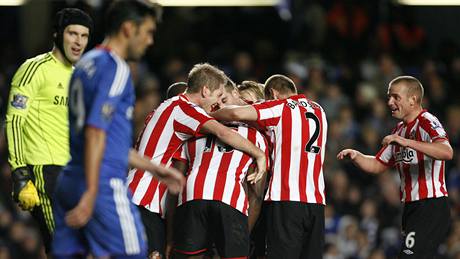 Fotbalisté Sunderlandu se radují z gólu. Dvod k radosti vak nemají fotbalisté Chelsea v ele s brankáem Petrem echem (vlevo)