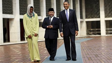 Barack a Michelle Obamovi pi prohldce meity Istiqlal v Jakart s Immem Alm Mustafou Jaqubem (10. listopadu 2010)