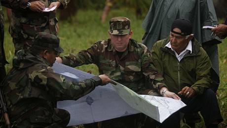 Nikaragujtí vojáci se dívají do mapy poté, co dorazili k hranicím s Kostarikou (11. listopadu 2010)