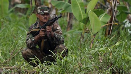 Nikaragujský voják u eky San Juan steí spornou hranici (11. listopadu 2010)