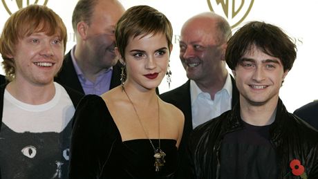 Hrdinové film o Harrym Potterovi: (zleva) Rupert Grint, Emma Watsonová a...