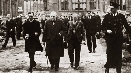 Britský premiér Winston Churchill (uprosted) na návtv ve vybombardovaném Coventry. (listopad 1940)