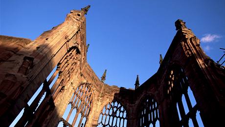Katedrálu v Coventry ponechali Britové jako pipomínku bombardování v listopadu 1940.