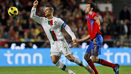 Portugalský útoník Cristiano Ronaldo (vlevo) se snaí uniknout panlskému záloníkovi Sergio Busquetsovi v pípravním utkání.