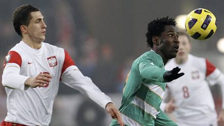 Sparťanský útočník Bony Wilfried v (vpravo) si v mezistátním zápase za Pobřeží slonoviny kryje míč před polským obráncem Tomaszem Jodlowiecem. Sparťanský útočník Bony Wilfried v (vpravo) si v mezistátním zápase za Pobřeží slonoviny kryje míč před polským obráncem Tomaszem Jodlowiecem.
