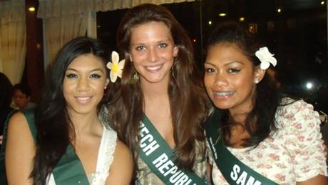 eská Miss Vitalita 2010 Carmen Justová se svými soupekami na mezinárodní souti Miss Earth 2010