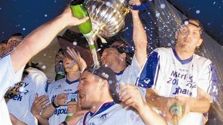 Oslava mistrovského titulu v roce 2002. Podle odborník ml tehdy Slovan nejlepí tým ve své historii.