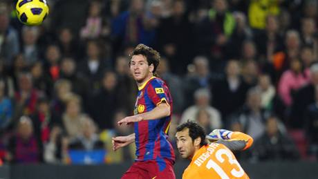 GÓLOVÝ LOB. Lionel Messi z Barcelony (vlevo) pehodil brankáe Villarrealu a pohodln skóroval.