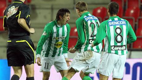 Vitalij Trubila (vlevo) se raduje se spoluhrái z Bohemians z gólu.