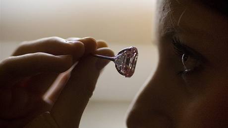 v Ženevě byl vydražen růžový diamant za rekordní cenu 45,44 švýcarských franků v Ženevě byl vydražen růžový diamant za rekordní cenu 45,44 švýcarských franků