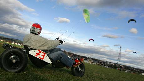 Závod v landkitingu v Havlíkov Brod na buggy a mountainboardech.