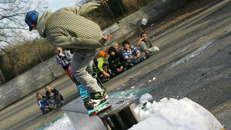 Snowboardisté v Okíkách na Tebísku zahájili sezonu. Sníh na rampu si pivezli ze stadionu.