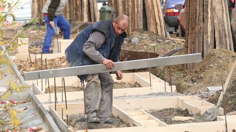 Stavba nového chodníku na námstí Druby v Ostrav-Porub, který by ml ochránit koenový systém kolem rostoucích strom.